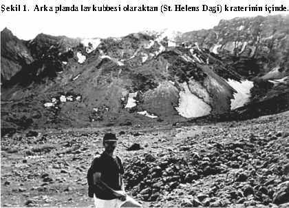 Şekil 1.  Arka planda lav kubbesi olaraktan (St. Helens Dağı) kraterinin içinde.